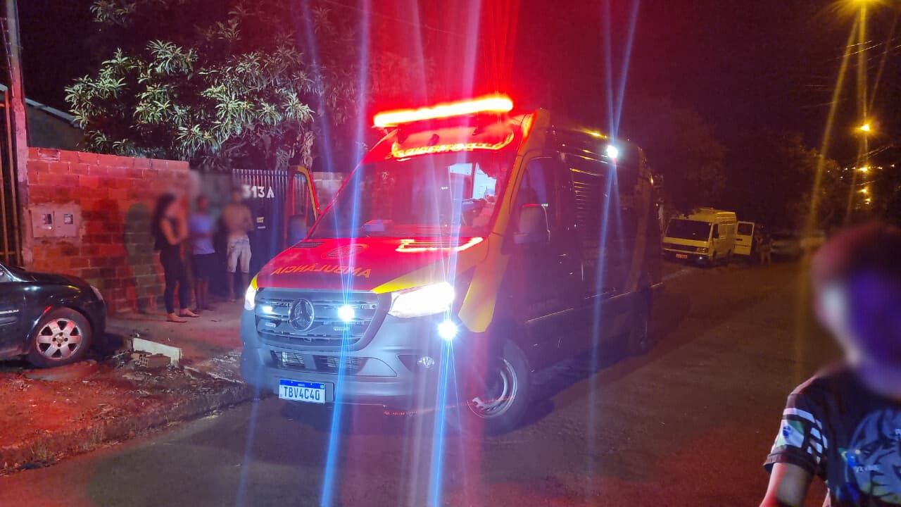 Homem de 57 anos sofre queda de 3,5 metros ao cortar cipós em telhado de casa no Esmeralda Imagem referente a Homem de 57 anos sofre queda de 3,5 metros ao cortar cipós em telhado de casa no Esmeralda