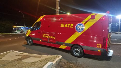 Adolescente sofre torção no tornozelo durante partida de vôlei no Lago Municipal de Cascavel