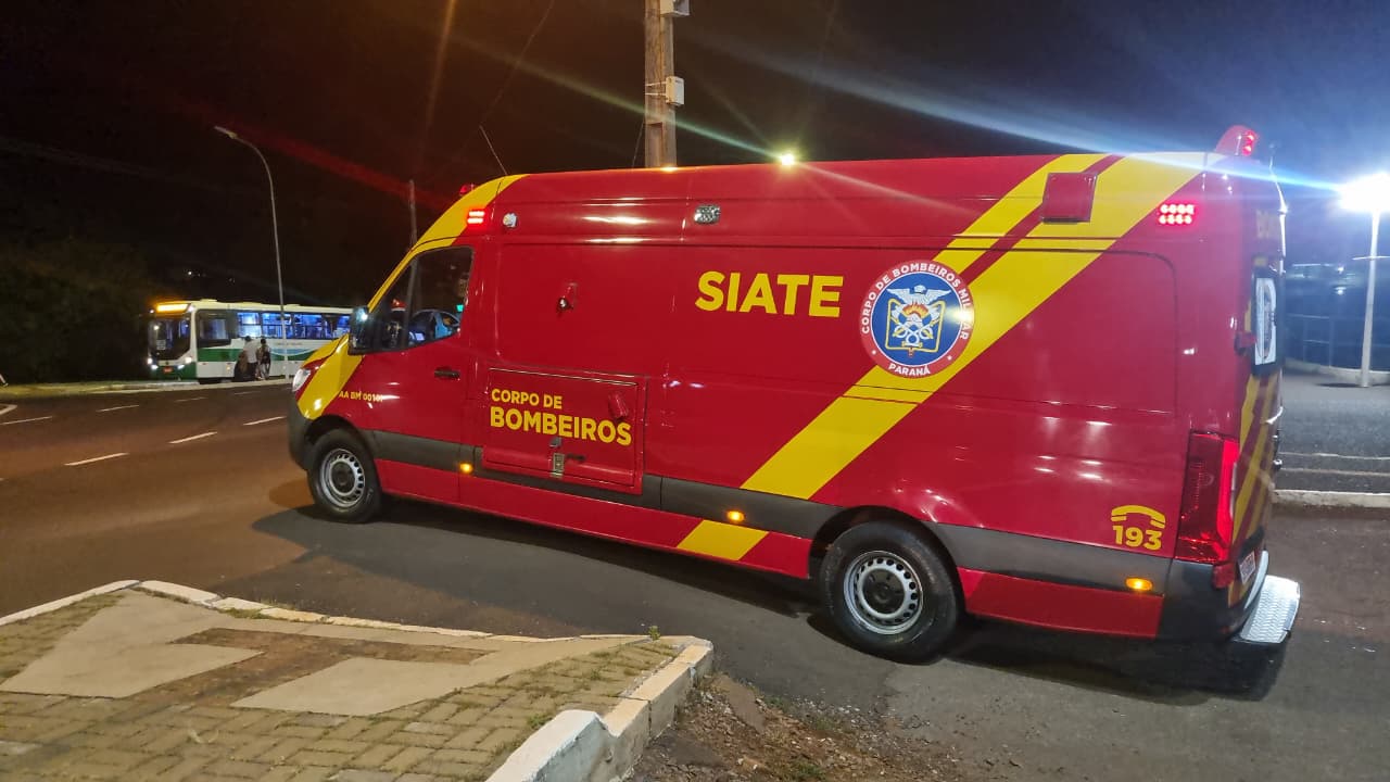 Adolescente sofre torção no tornozelo durante partida de vôlei no Lago Municipal de Cascavel