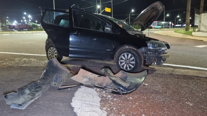 Corolla foge após bater em carro com mãe e crianças no Trevo da Portal
