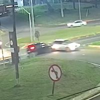 Vídeo mostra Corolla fugindo após colisão no Trevo da Portal Imagem referente a Vídeo mostra Corolla fugindo após colisão no Trevo da Portal