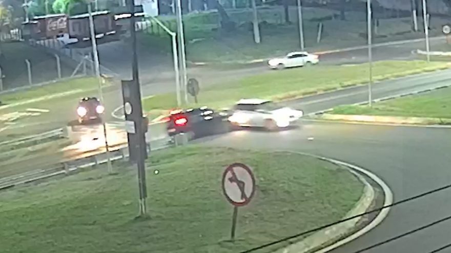 Vídeo mostra Corolla fugindo após colisão no Trevo da Portal