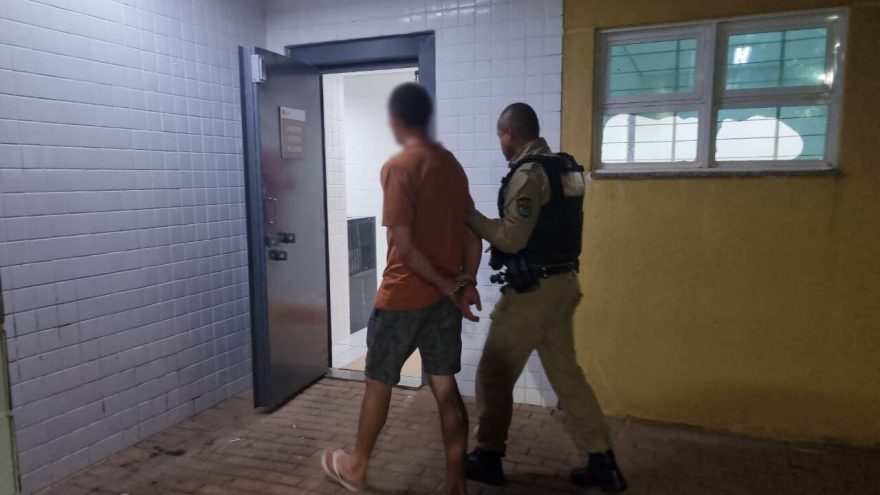 Homem é detido pela PM acusado de pisotear a companheira na cama