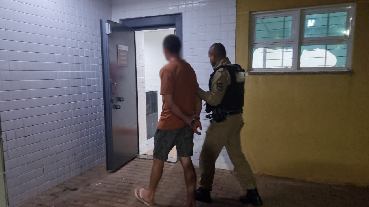Homem é detido pela PM acusado de pisotear a companheira na cama