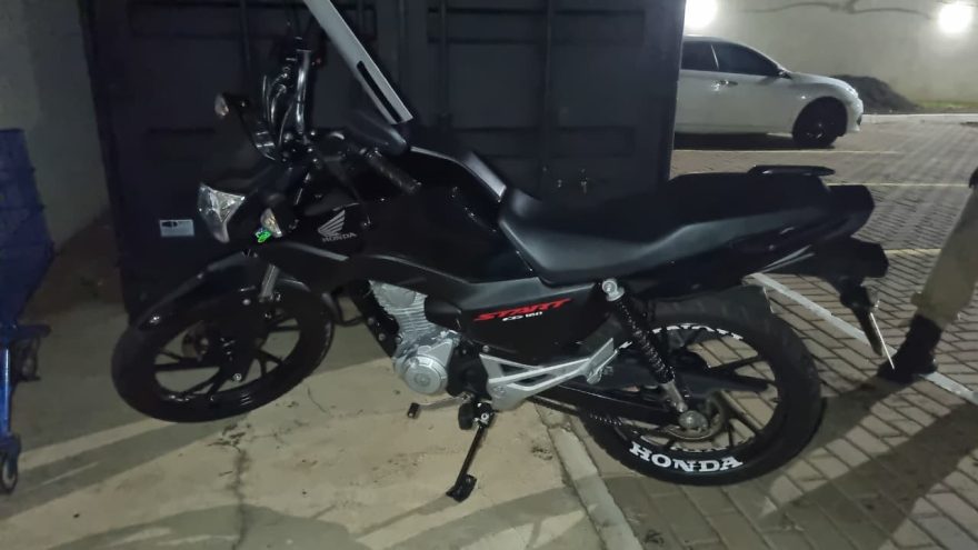 Adolescente foge da PM com moto e mãe é autuada após desrespeitar PMs no Cascavel Velho