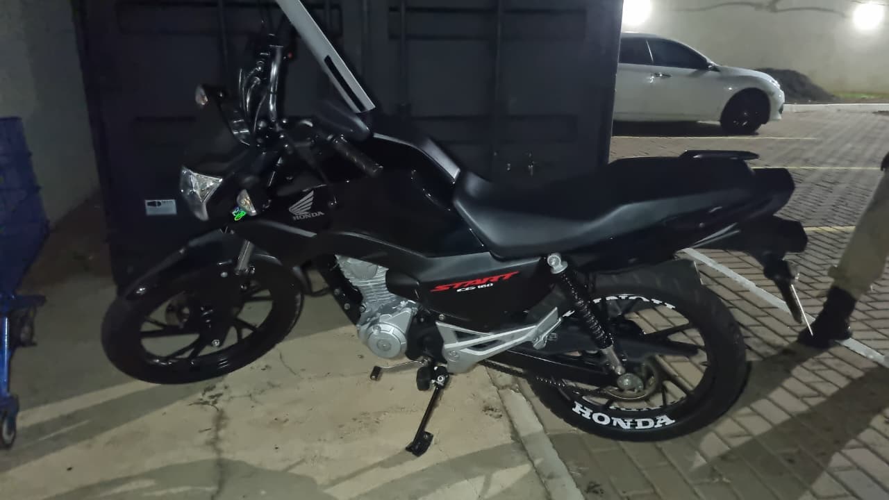 Adolescente foge da PM com moto e mãe é autuada após desrespeitar PMs no Cascavel Velho