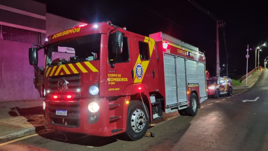 Homem em surto é socorrido pelo Corpo de Bombeiros no viaduto da Avenida Piquiri