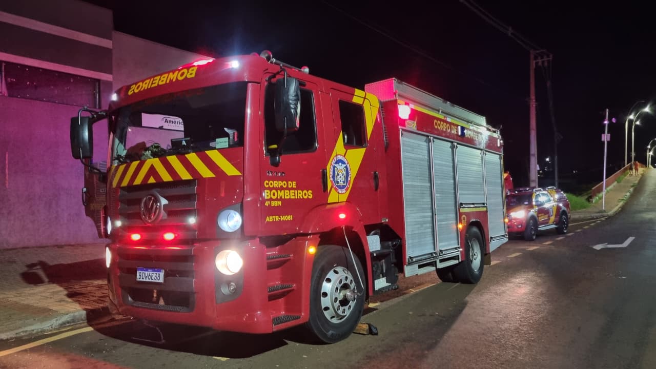 Homem em surto é socorrido pelo Corpo de Bombeiros no viaduto da Avenida Piquiri