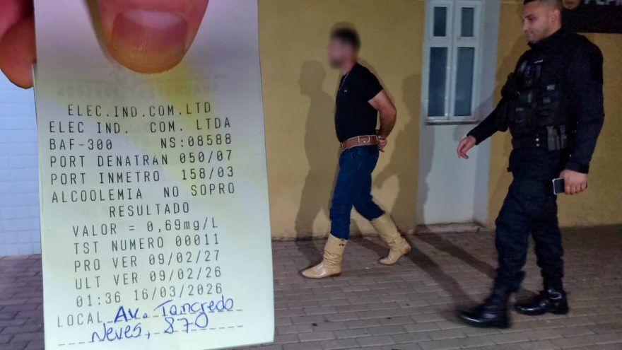 Motorista embriagado bate em carro estacionado, tenta fugir e é detido pela GM em Cascavel