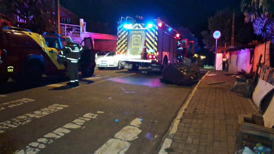 Casa é destruída por incêndio durante a madrugada no Bairro XIV de Novembro