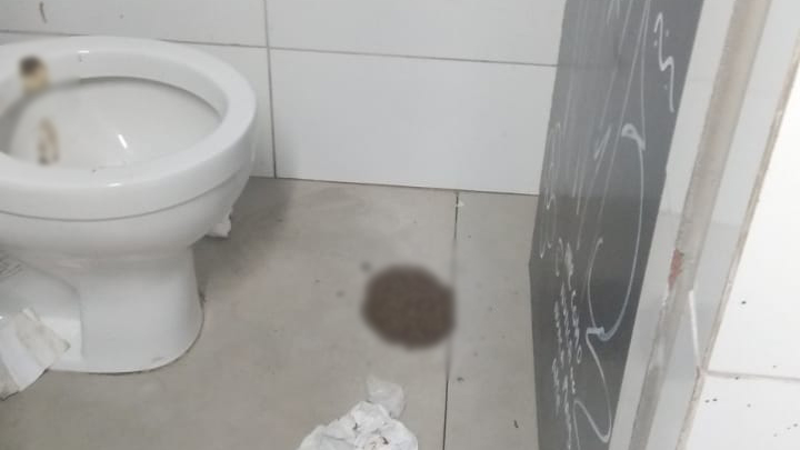 Internauta denuncia sujeira nos banheiros do Terminal Sul provocada por moradores de rua