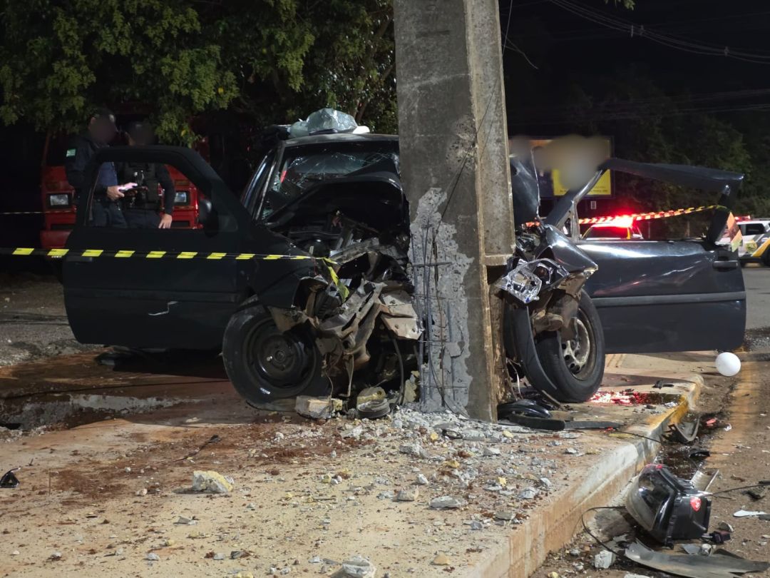 Passageiro morre na hora e condutor é socorrido em estado grave após colisão com poste Passageiro morre na hora e condutor é socorrido em estado grave após colisão com poste