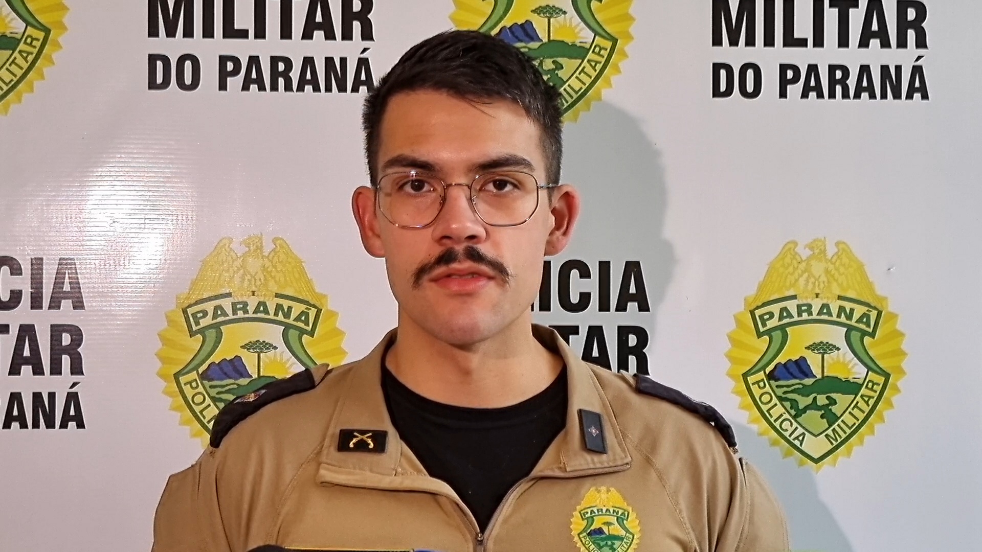 Tenente confirma que tiros foram disparados para parar homem que invadiu pátio do 6º BPM Tenente confirma que tiros foram disparados para parar homem que invadiu pátio do 6º BPM