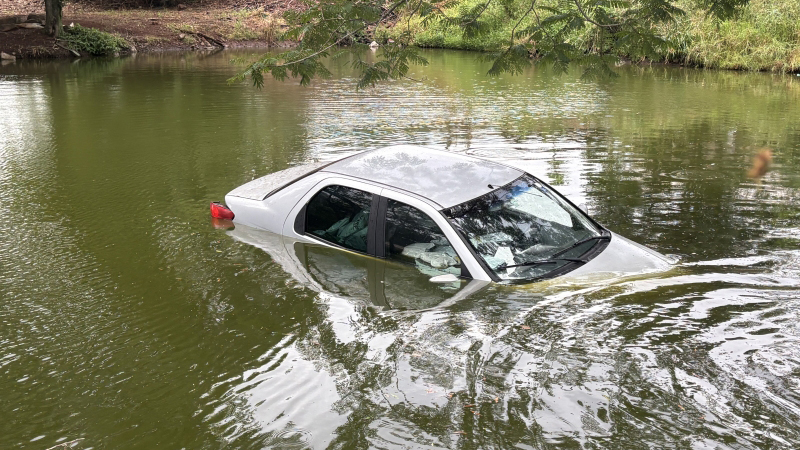 Carro carregado com agrotóxicos cai em açude durante fuga da PRF em Mercedes Imagem referente a Carro carregado com agrotóxicos cai em açude durante fuga da PRF em Mercedes