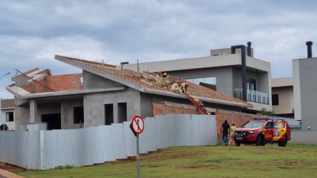 Homem sofre acidente de trabalho em condomínio na Rua Jorge Lacerda