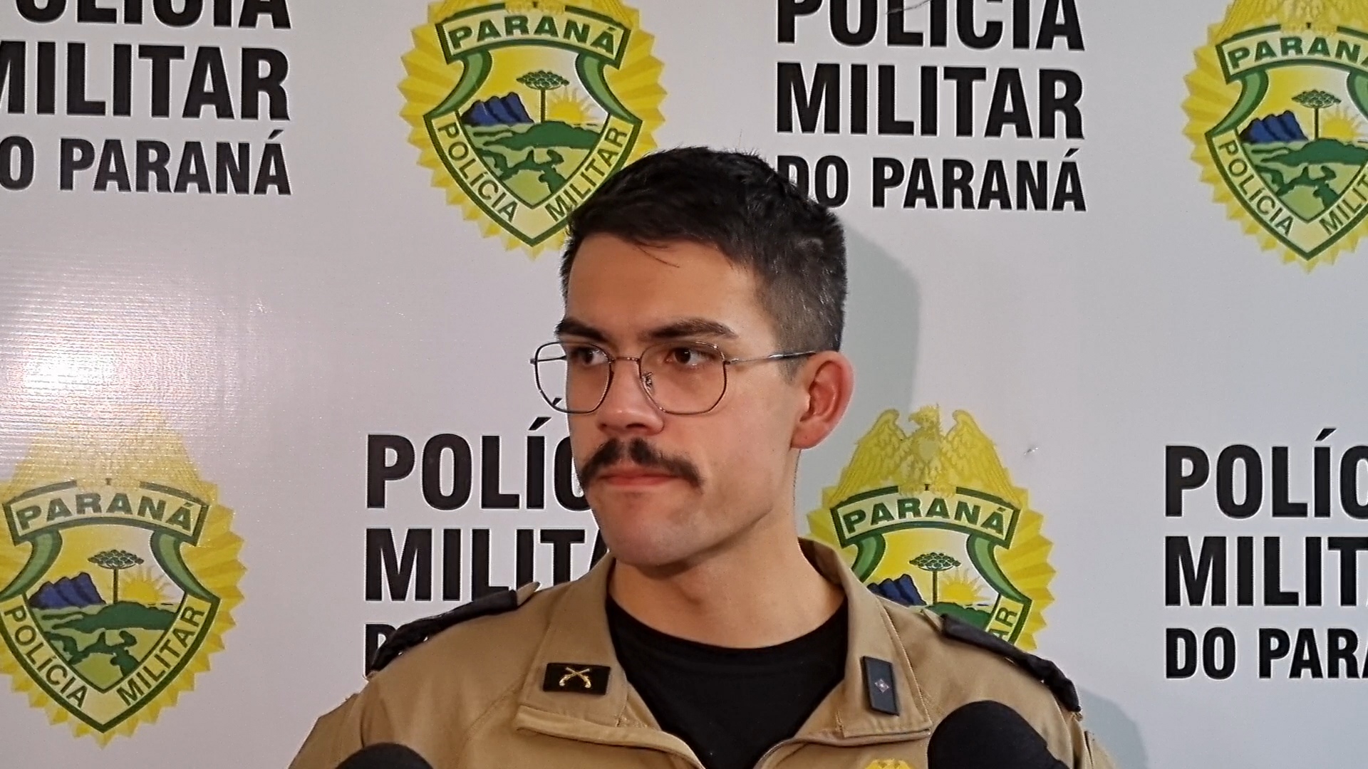 Abandono de incapaz: Conforme PM, crianças estavam com odor forte de urina, com medo e com fome Abandono de incapaz: Conforme PM, crianças estavam com odor forte de urina, com medo e com fome
