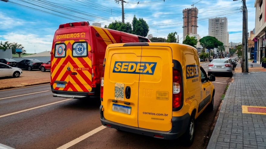 Ciclista fica ferida após acidente com utilitário dos Correios no Centro de Cascavel