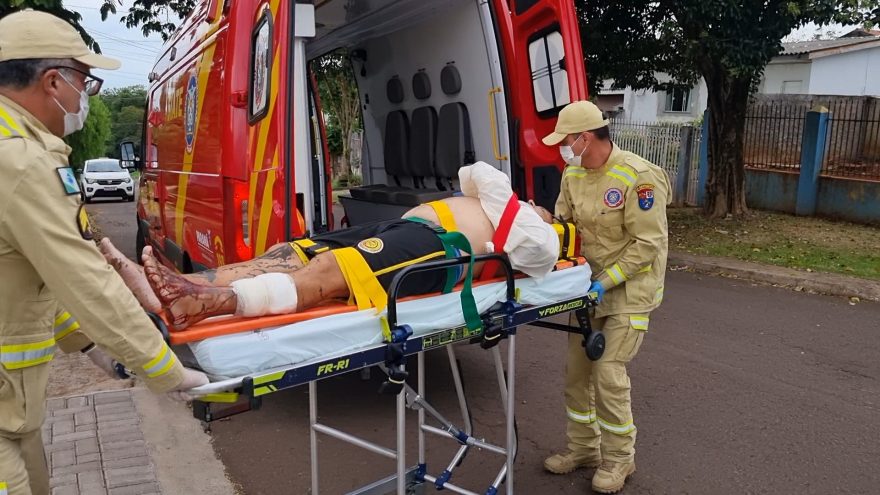 Homem sofre queda de telhado mas consegue atravessar a rua para pedir socorro aos vizinhos