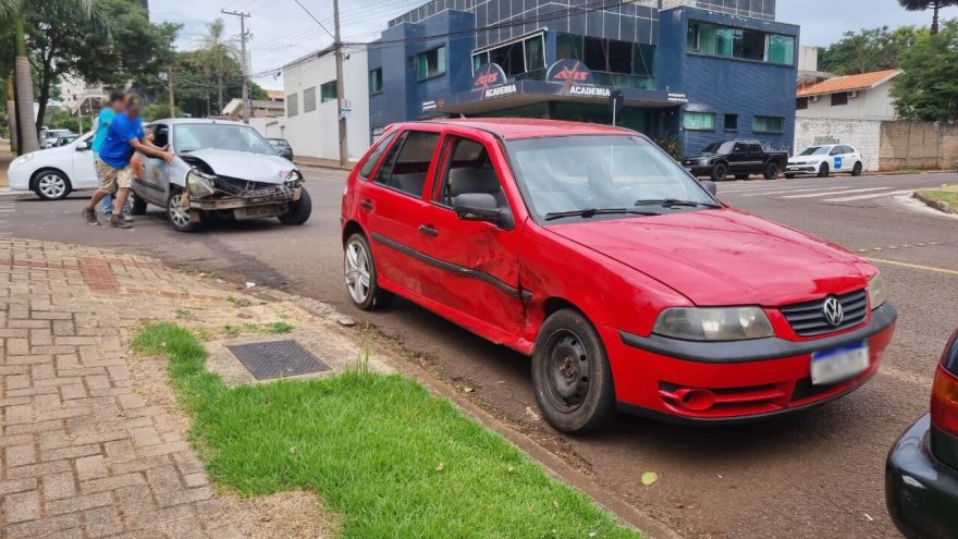 Clio e Gol e envolvem em colisão no cruzamento das Ruas Riachuelo e Londrina