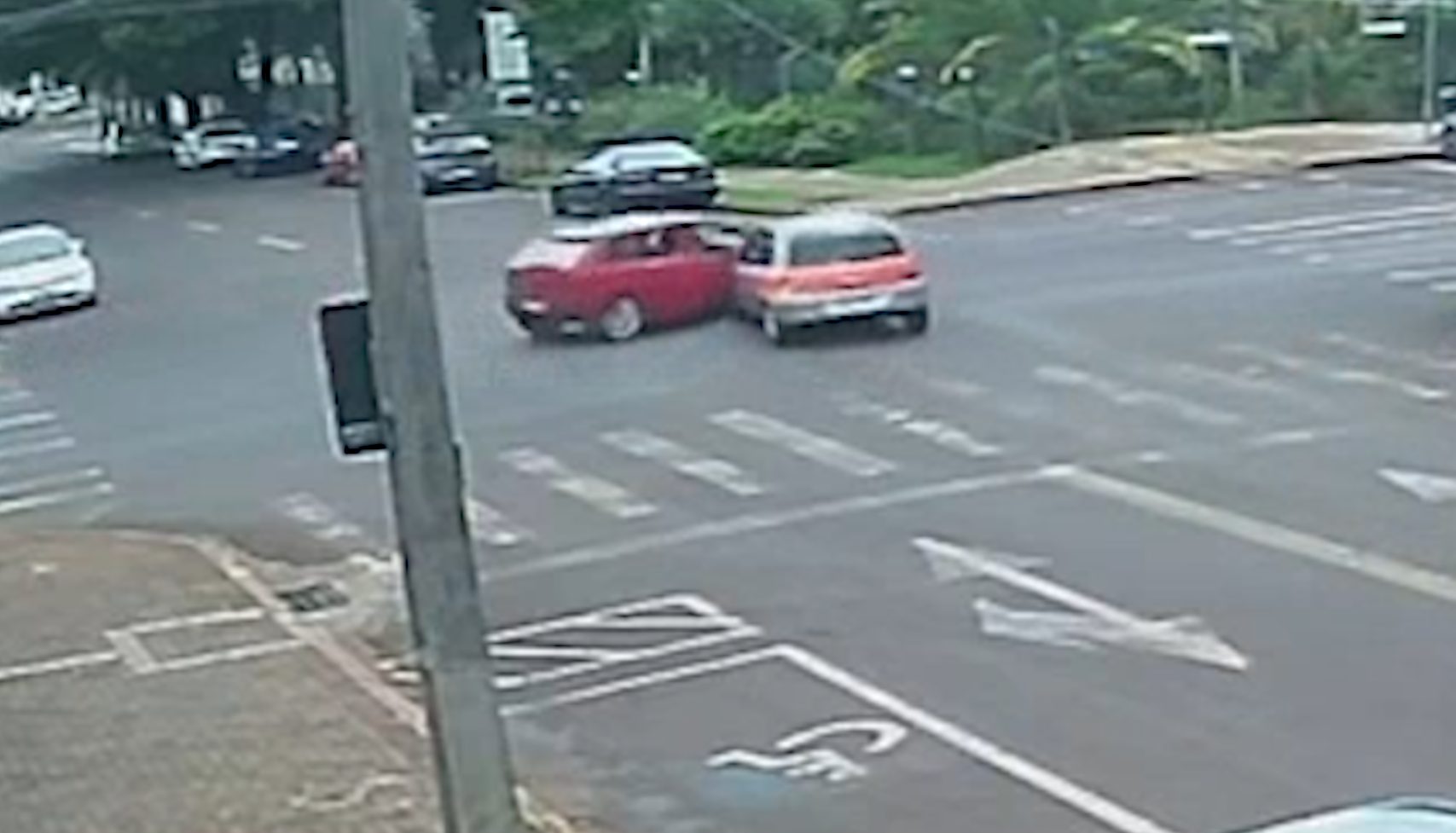 Vídeo mostra colisão entre Clio e Gol no cruzamento das Ruas Londrina e Riachuelo