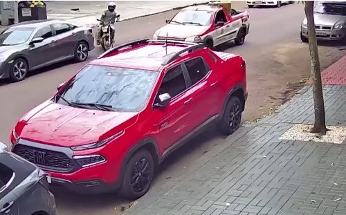 Vídeo mostra moto batendo na traseira de carro na Rua Pio XII