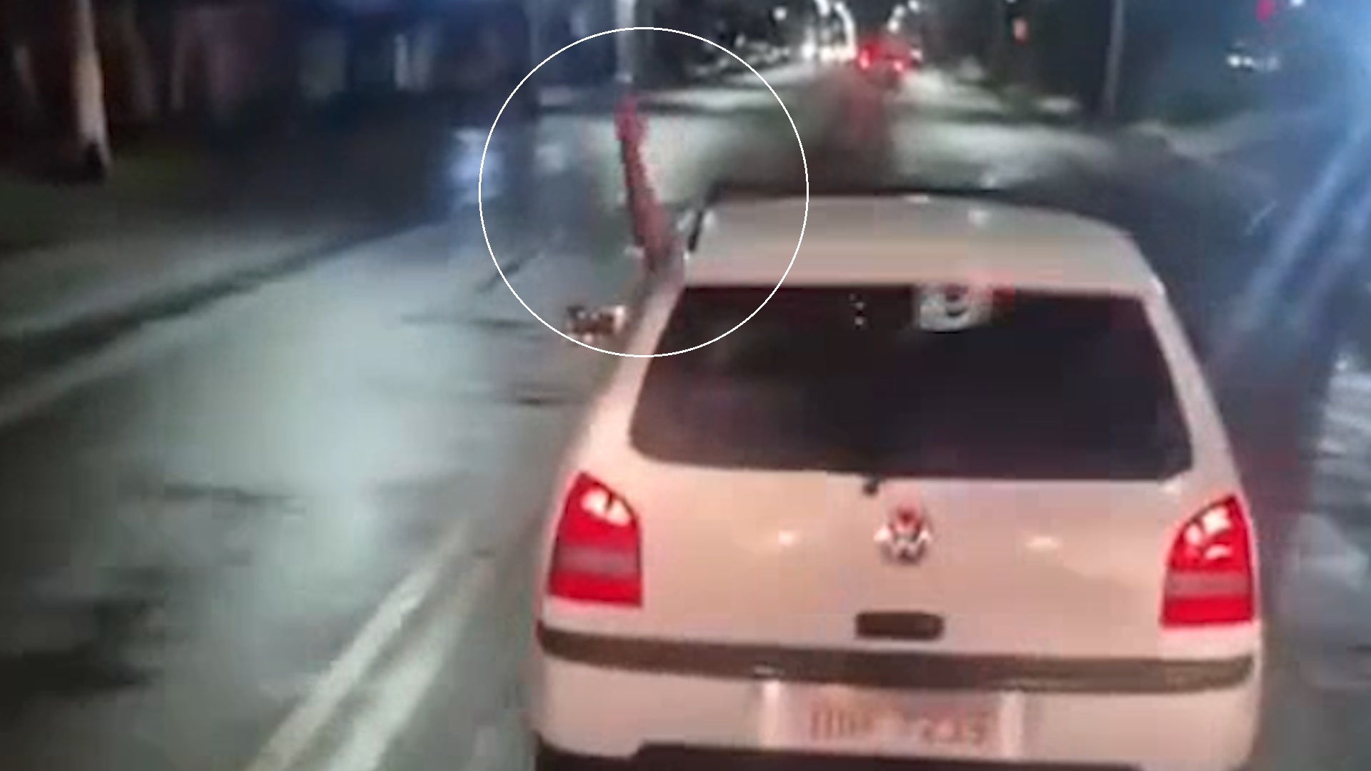 Veja momento em que motorista impede passagem de ambulância durante socorro a idosa