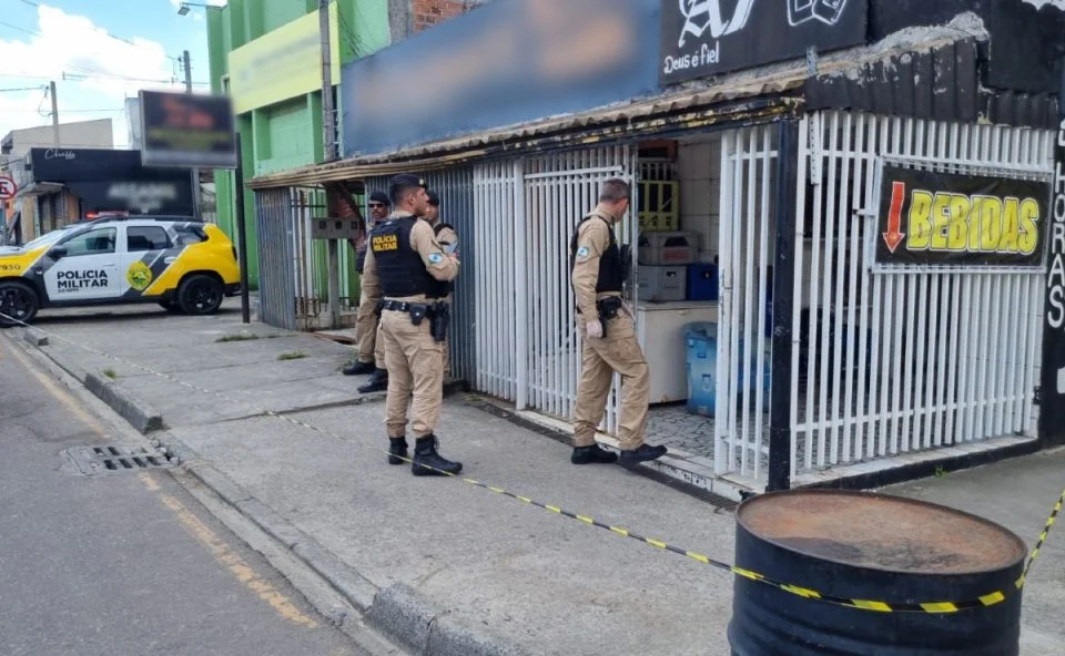 Mulher tenta se esconder no banheiro mas é morta a tiros em distribuidora
