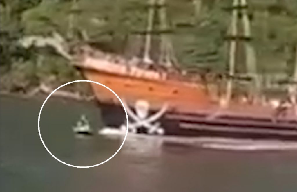 Vídeo: ‘navio pirata’ atropela casal durante momento de intimidade em cima de jet-ski em BC