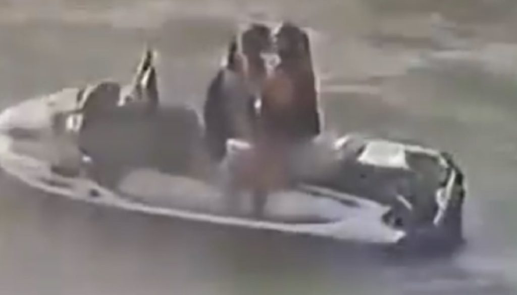 Novo ângulo mostra beijo quente entre casal em jet-ski antes de ser atropelado por navio pirata