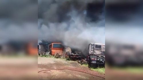 Incêndio de grandes proporções atinge ferro-velho e assusta moradores em Engenheiro Beltrão Imagem referente a Incêndio de grandes proporções atinge ferro-velho e assusta moradores em Engenheiro Beltrão