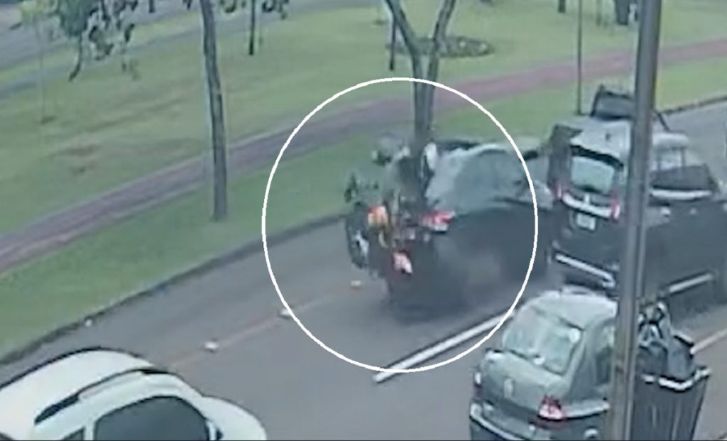 Moto bate na traseira de carro e câmera flagra condutor indo embora