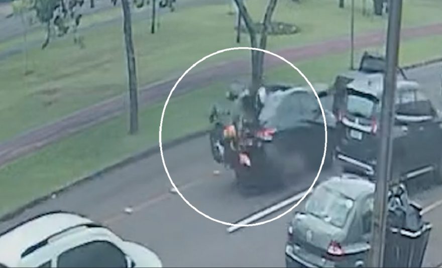 Moto bate na traseira de carro e câmera flagra condutor indo embora