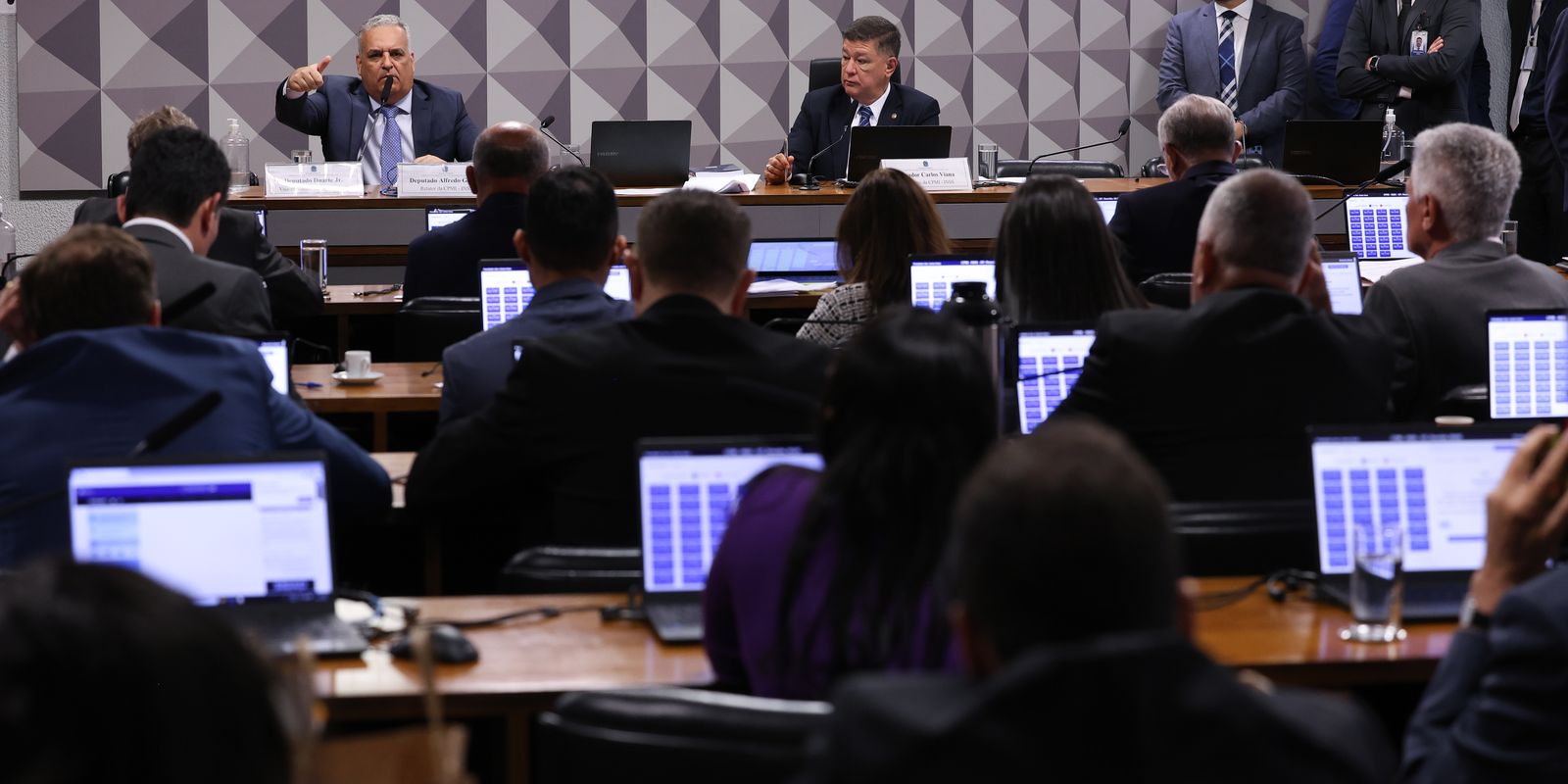 Mendonça proíbe CPMI do INSS de acessar dados de Vorcaro em sala-cofre Mendonça proíbe CPMI do INSS de acessar dados de Vorcaro em sala-cofre