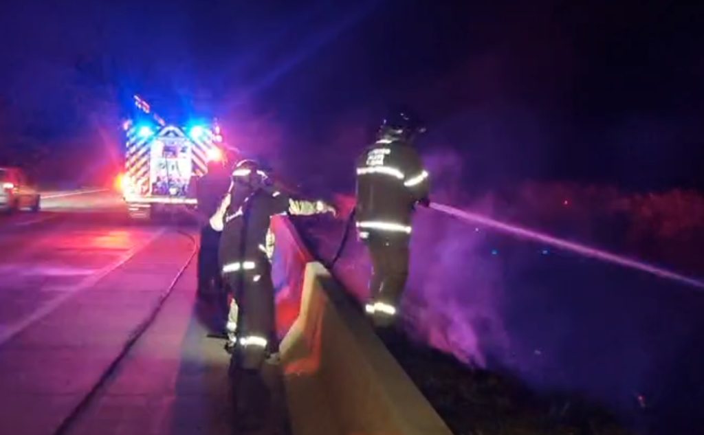 Bombeiros combatem incêndio ambiental às margens da rodovia BR-163 em Cascavel