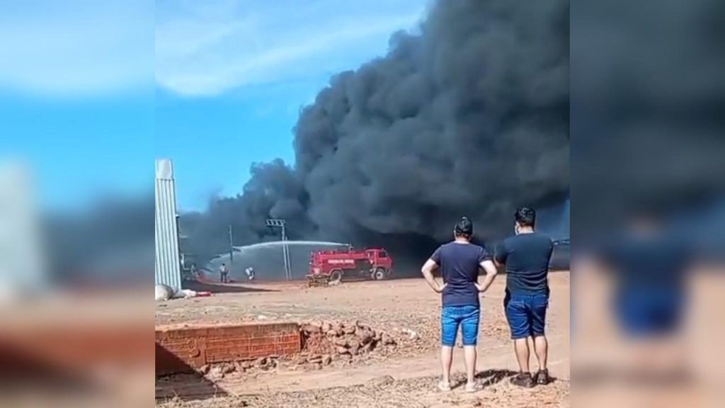 Incêndio de grandes proporções destrói fábrica de estofados em Terra Boa