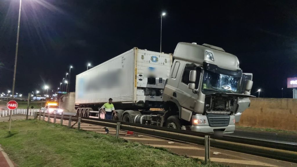 Pane mecânica em carreta interdita pista na BR-277 no Trevo Cataratas