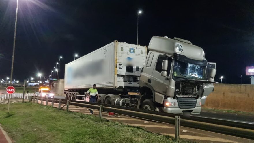 Pane mecânica em carreta interdita pista na BR-277 no Trevo Cataratas