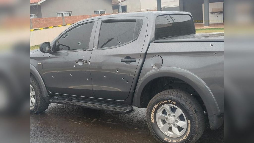 Após perseguição, caminhonete é alvejada com mais de 30 tiros e homem fica ferido em Foz