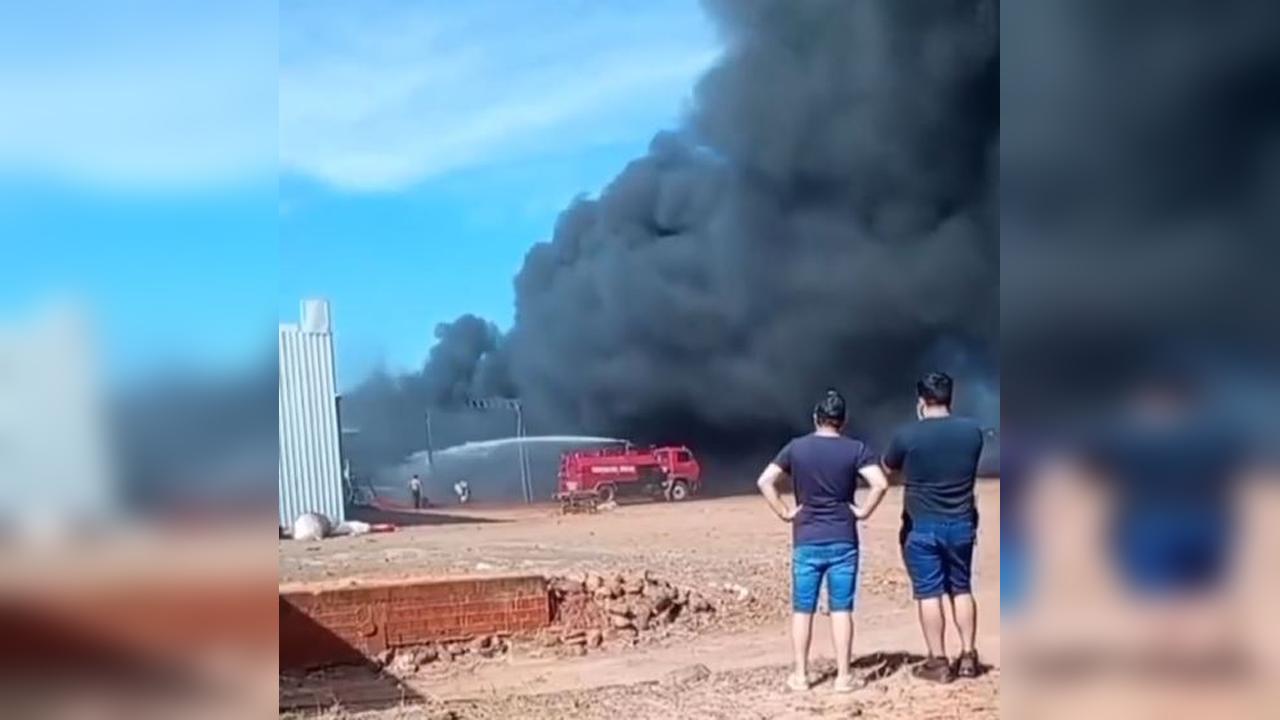 Incêndio de grandes proporções destrói fábrica de estofados na região; duas pessoas ficam feridas Incêndio de grandes proporções destrói fábrica de estofados na região; duas pessoas ficam feridas