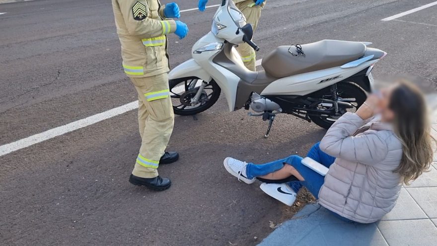 Mulher fica ferida após sofrer queda de moto no início da Rua Cuiabá