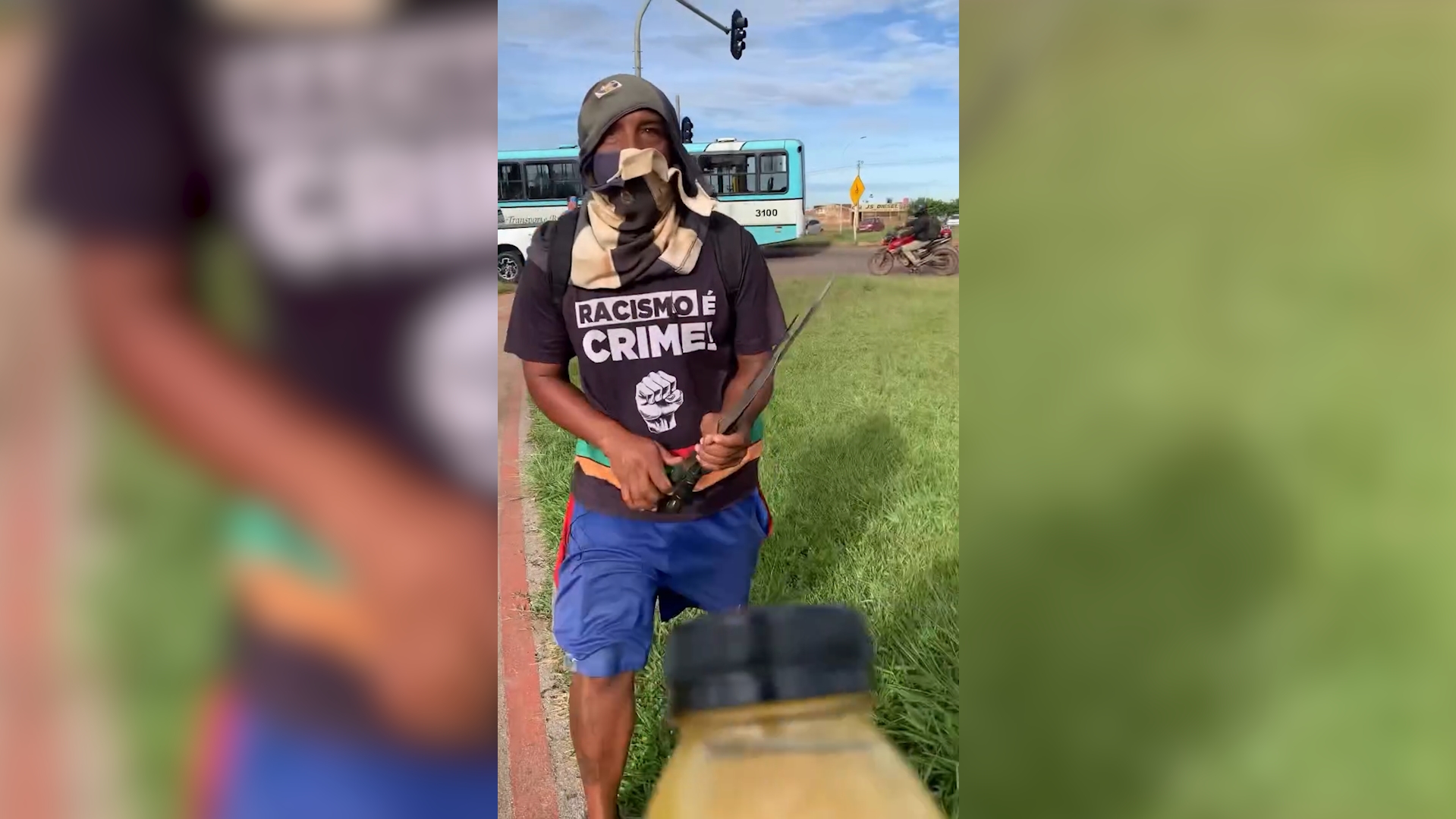 Vendedor de café é atacado por artista de rua com facões e leva soco na cara Vendedor de café é atacado por artista de rua com facões e leva soco na cara