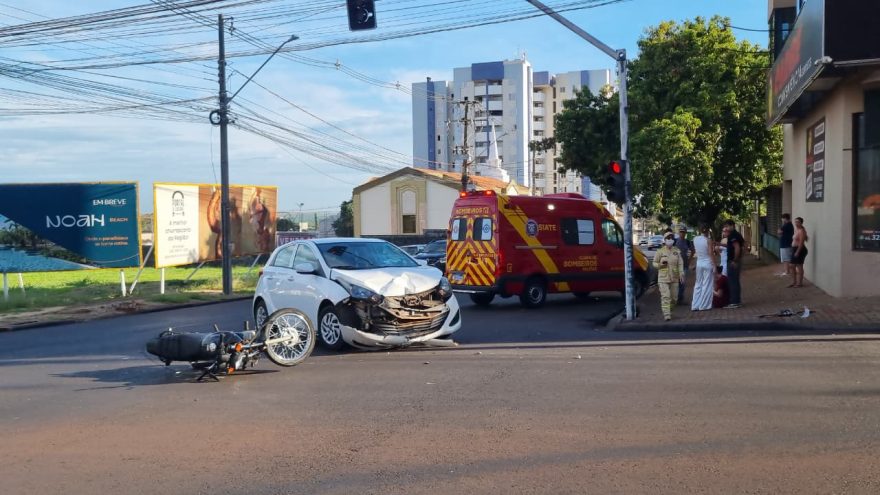 Forte acidente entre HB20 e motocicleta deixa vítima no Centro
