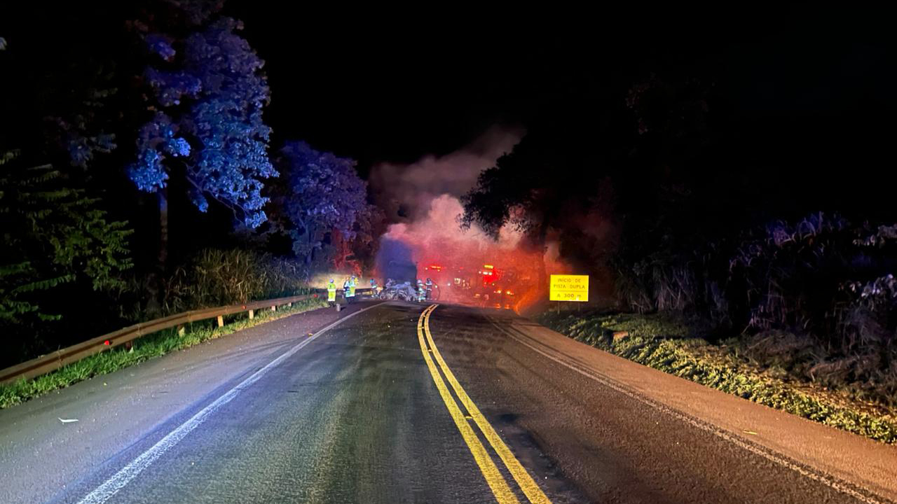 Carro pega fogo após colisão com caminhão e motorista morre na BR-277 em Matelândia Carro pega fogo após colisão com caminhão e motorista morre na BR-277 em Matelândia