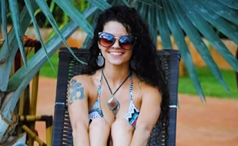 Morre no hospital jovem que foi encontrada submersa em piscina na casa da mãe Morre no hospital jovem que foi encontrada submersa em piscina na casa da mãe