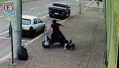Imagem referente a Câmera flagra jovem sendo atropelada na calçada por veículo elétrico