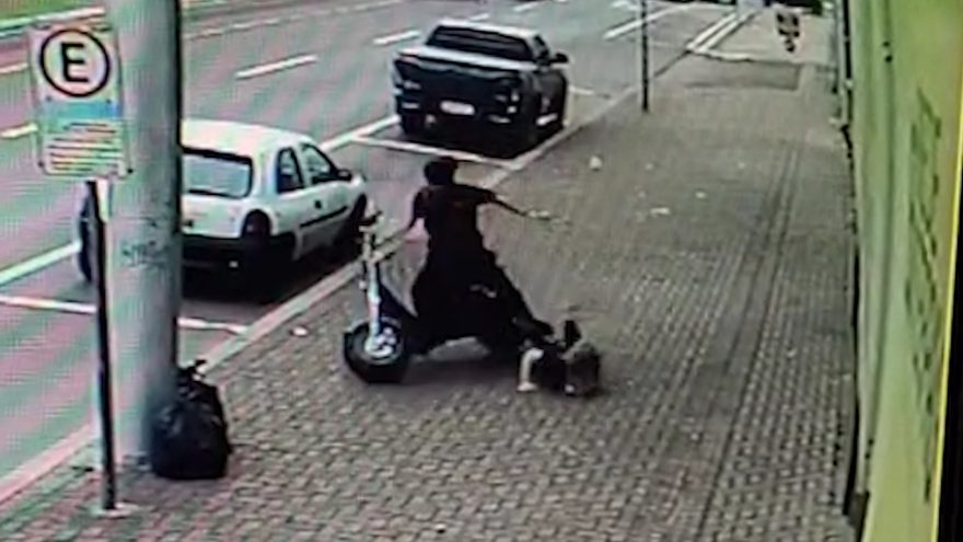 Câmera flagra jovem sendo atropelada na calçada por veículo elétrico
