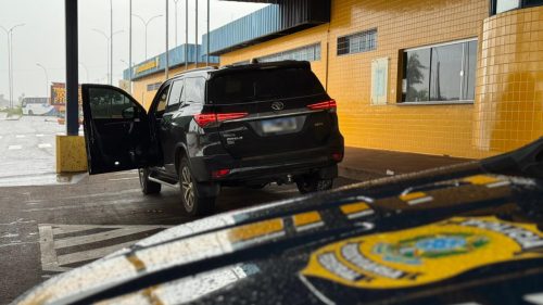 Hilux SW4 furtada é recuperada pela PRF durante abordagem na BR-163, em Guaíra Imagem referente a Hilux SW4 furtada é recuperada pela PRF durante abordagem na BR-163, em Guaíra
