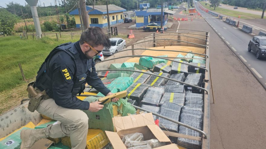 PRF apreende carreta carregada com maconha na BR-163, em Lindoeste