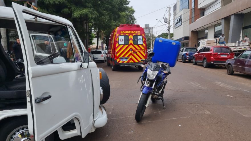 Colisão entre moto e Kombi deixa motociclista ferido no Centro