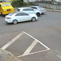 Imagem referente a Câmera flagra colisão entre Civic e T-Cross no Centro